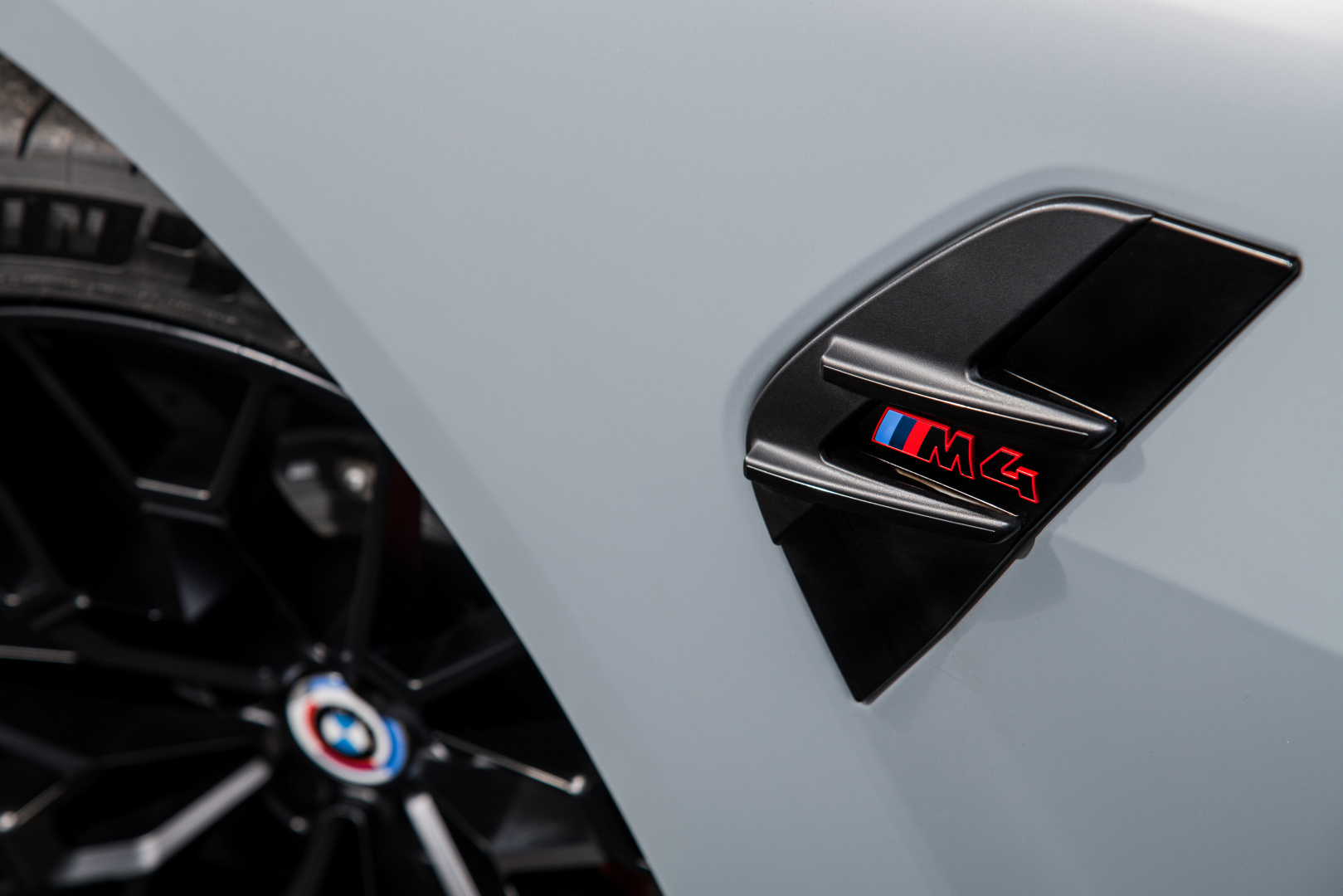 SMALL_P90461677_highRes_the-new-bmw-m4-csl-n
